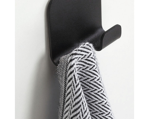 Zwarte wandhaak met textielen handdoek
