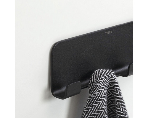 Zwarte Tiger kapstok met handdoek aan de muur