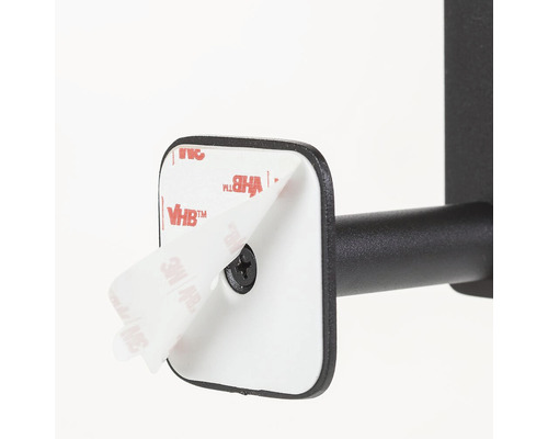 Detail van wandhaakbevestiging met kleefstrips