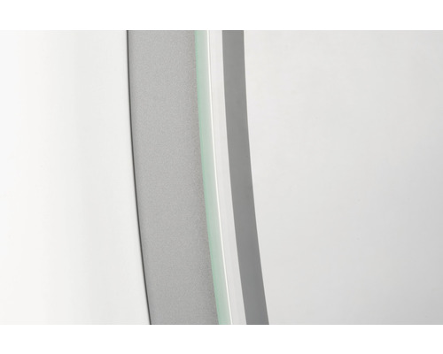 Detailweergave van een meubelstuk met glasdetails en metalen elementen