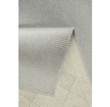 Grijs tapijt met geometrisch patroon