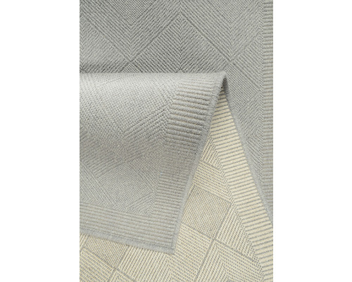 Grijs tapijt met geometrisch patroon