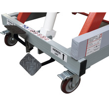 Detailopname van een hefplatform met voetpedalen en wielen