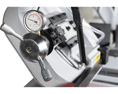 Detailweergave van een metaalzaag met manometer en bedieningselementen