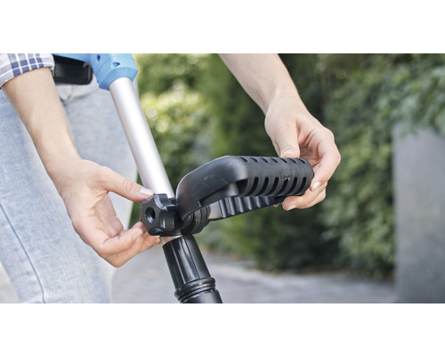 Persoon past de handgreep van een grastrimmer aan