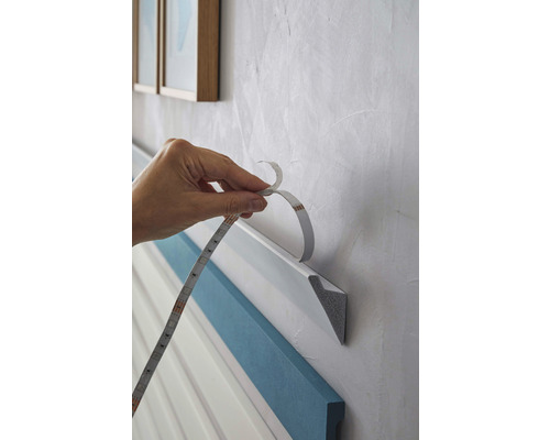 Aanbrengen van een ledstrip op een wandlijst
