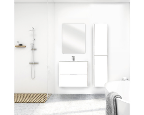 Lichte badkamer met wastafelonderkast, spiegel, hoge kast, bad en douche