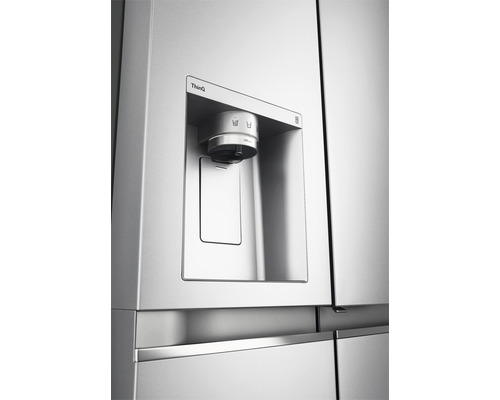 Close-up van water- en ijsdispenser van een koelkast