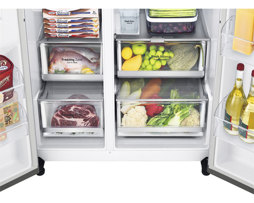 Interieurbeeld van een koelkast met voedsel in vries- en verszones