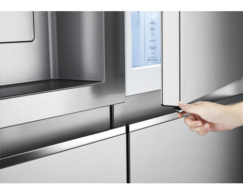 Close-up van een roestvrijstalen koelkast met water- en ijsdispenser, waarbij een hand het vriesvak opent
