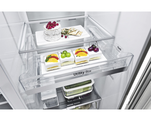 Interieur van een koelkast met voedsel in laden