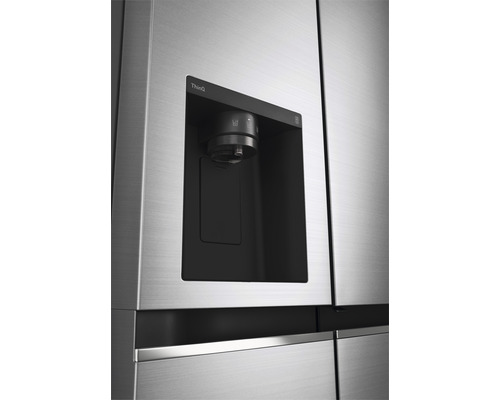 Close-up van een koelkast met waterdispenser en LG ThinQ-logo