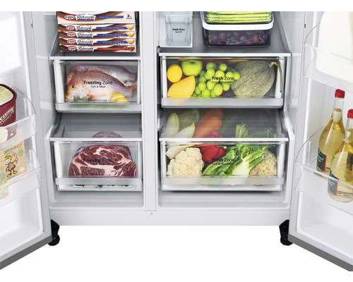 Interieur van een koelkast met levensmiddelen in vries- en vershoudzones