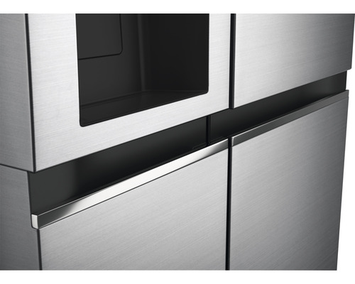 Gedetailleerde opname van een roestvrijstalen koelkast met ijsblokjesdispenser