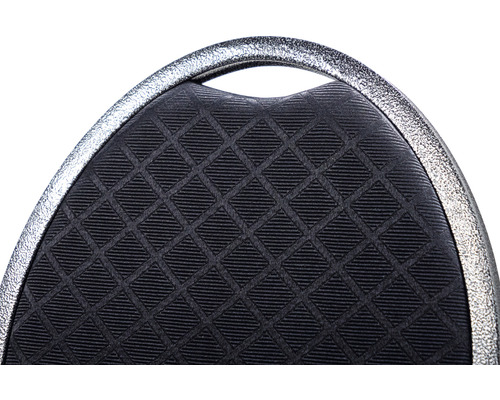 Detail van een stoelleuning met ruitpatroon.