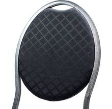 Detailopname van een stoel met een geruite bekleding