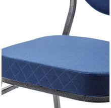 Detailopname van een stoel met blauw zitkussen