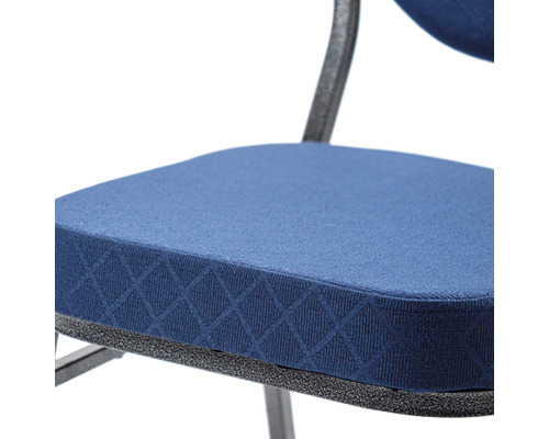 Detailopname van een stoel met blauw zitkussen