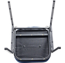 Onderkant van een stoel met metalen frame en gestoffeerde zitting