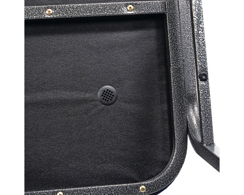 Detailweergave van een stoelzitting met ventilatieopening en metalen frame