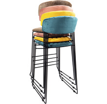 Stapel van vier barkrukken met stalen frame en gestoffeerde fluwelen zittingen