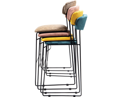 Stapel van barkrukken met metalen frame en gestoffeerde zittingen