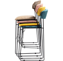 Stapel barkrukken met metalen frame en gestoffeerde zittingen