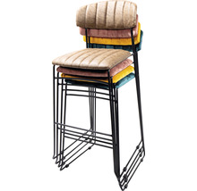 Gestapelde barstoelen met metalen frame en gestoffeerde zittingen