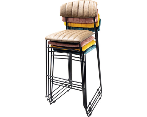 Gestapelde barstoelen met metalen frame en gestoffeerde zittingen