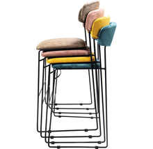 Stapel van vier barkrukken met metalen frame en gestoffeerde zitting