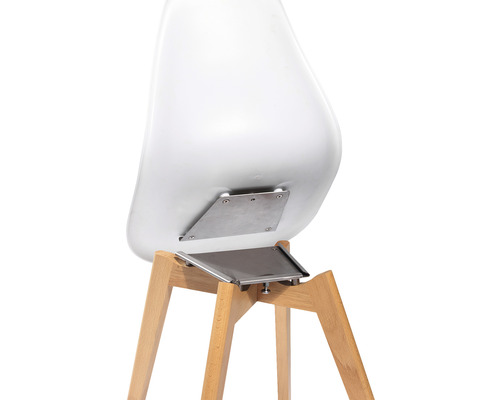 Detailopname van een stoel met houten poten en een kunststof zitting