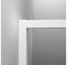 Detailopname van een wit deurkozijn aan een muur