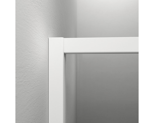 Detail van een wit deurkozijn aan een muur