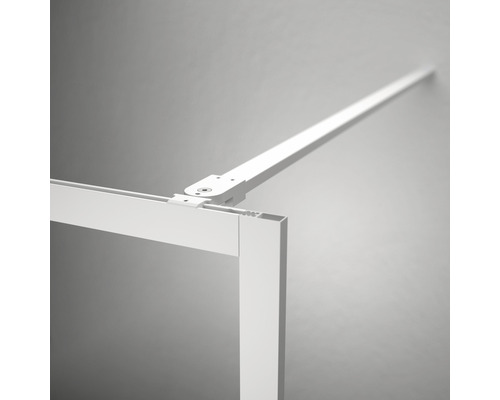 Gedetailleerde opname van een witte lamp met zwenkarm voor plafondmontage