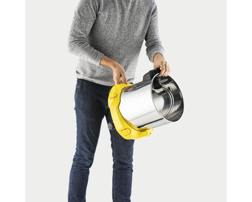 Persoon houdt een stofzuigercontainer van roestvrij staal vast met een geel frame