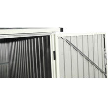 Geopende deur van een metalen gereedschapsschuur