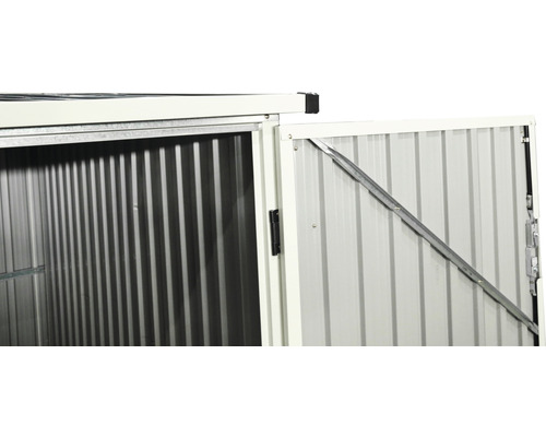 Geopende deur van een metalen gereedschapsschuur