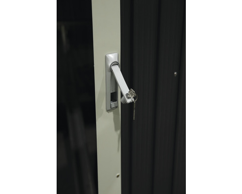 Slot met sleutel op een tuinhuis