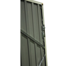 Detail van een open deur van een metalen tuinhuis met slot