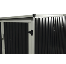 Detail van een tuinhuis met metalen bekleding