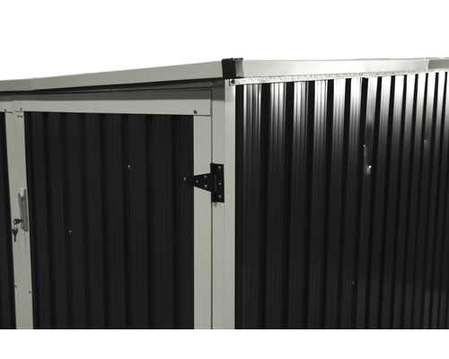 Detail van een tuinhuis met metalen bekleding