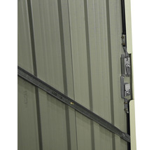 Detailopname van een metalen tuinhuis met sluitmechanisme en verstevigingen