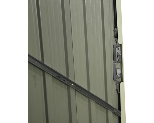 Detailopname van een metalen tuinhuis met sluitmechanisme en verstevigingen