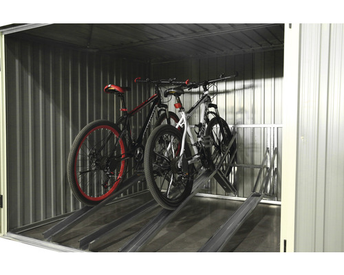 Fietsen in een fietsenschuur met fietsenrek