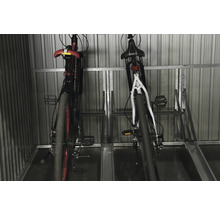 Twee fietsen in een fietsenstalling