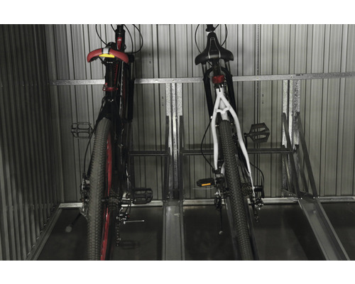 Twee fietsen in een fietsenstalling