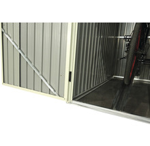 Binnenaanzicht van een metalen fietsberging met een fiets