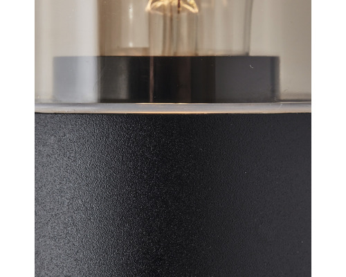 Gedetailleerde opname van een lamp met lampfitting en glazen kap