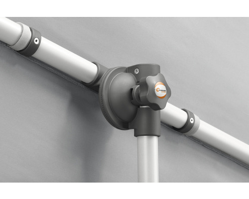 Detailopname van een parasol met grijze draaihendel en verbindingsstukken