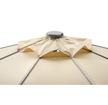 Gedetailleerd beeld van het bovenste deel van een beige parasol met ventilatie